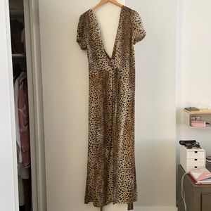 Gorgeous, on-trend leopard print flowy dress